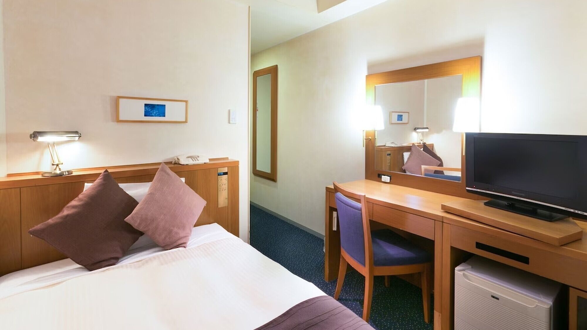 Een kluis op de kamer, een bureau, een laptopwerkplek, gratis wifi
