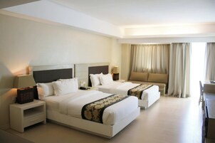 Premier Twin Room | Minibar, in-room safe, desk, laptop workspace