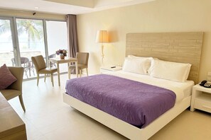 Premier Seaview King | Minibar, in-room safe, desk, laptop workspace - The Muse Hotel Boracay (Boracay Island)
