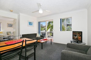 Televisión de pantalla plana y tenis de mesa