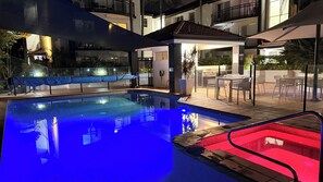 Outdoor pool, pool umbrellas - Santana Resort (Surfers Paradise)