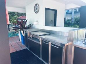 BBQ/picnic Area - Santana Resort (Surfers Paradise)