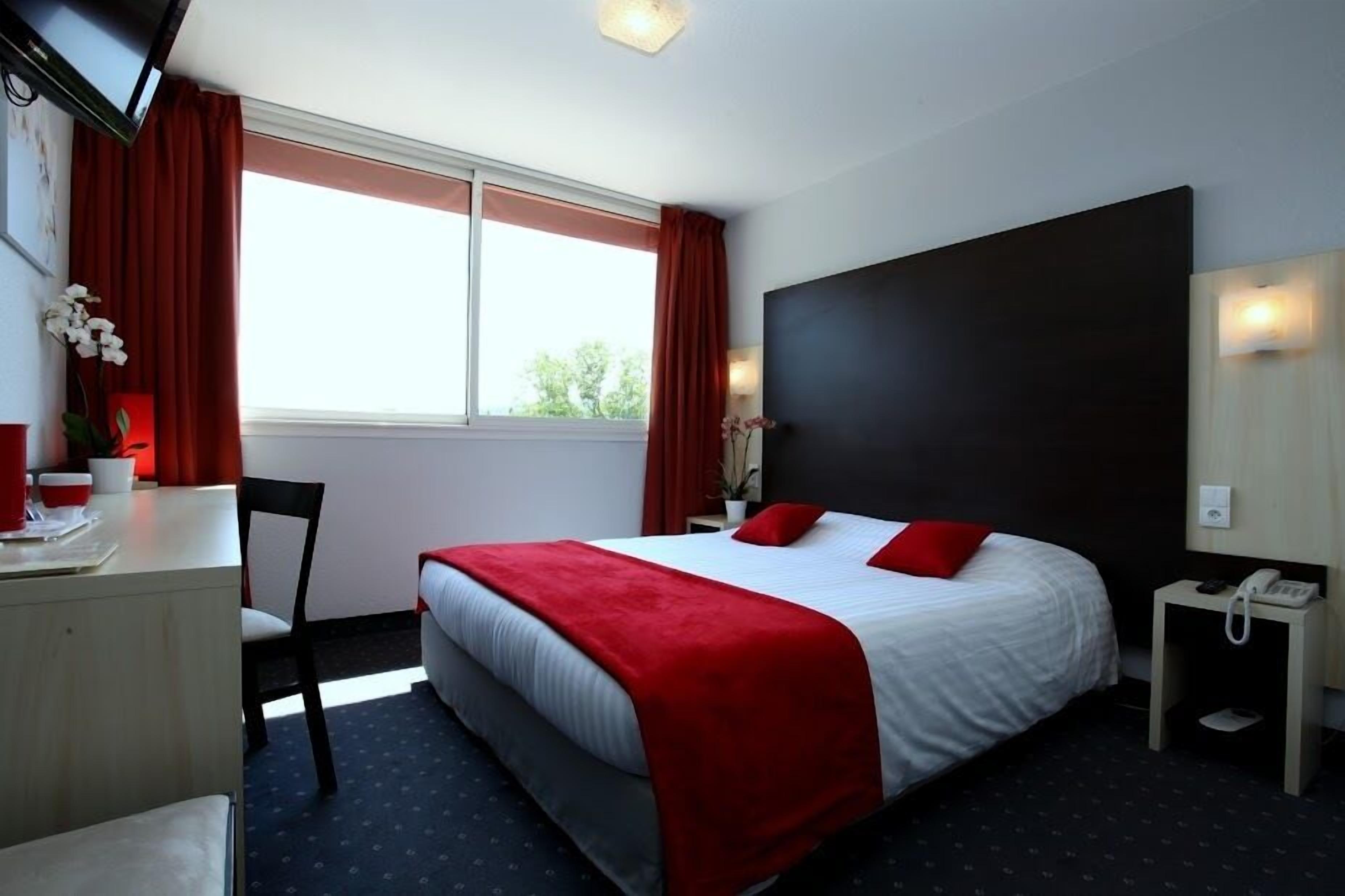 double room (elégance) | in-room safe, desk, iron/ironing board, free cots/infant beds