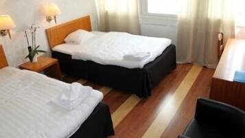 Desk, soundproofing, free WiFi, bed sheets