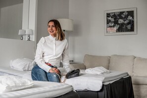 Desk, soundproofing, free WiFi, bed sheets