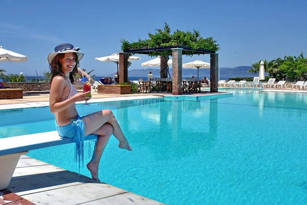 Seasonal outdoor pool, open 7:00 AM to 8:00 PM, pool umbrellas