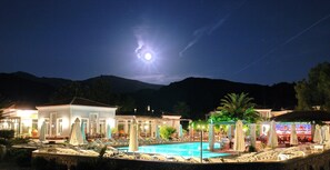 Facciata della struttura - sera/notte