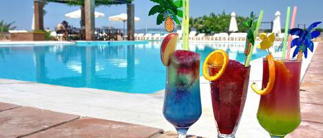 Piscine extérieure (ouverte en saison), parasols de plage