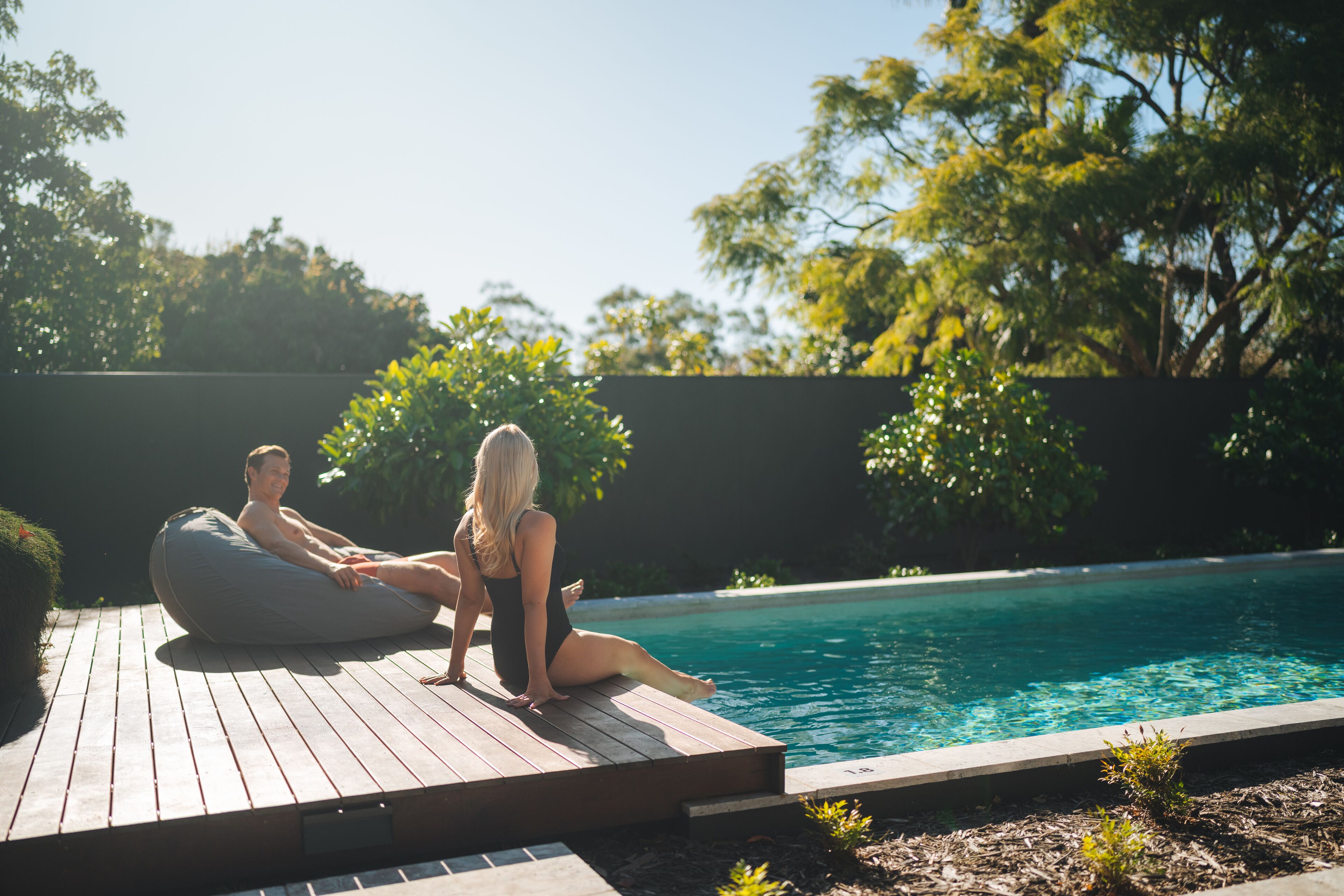 Una piscina al aire libre, tumbonas