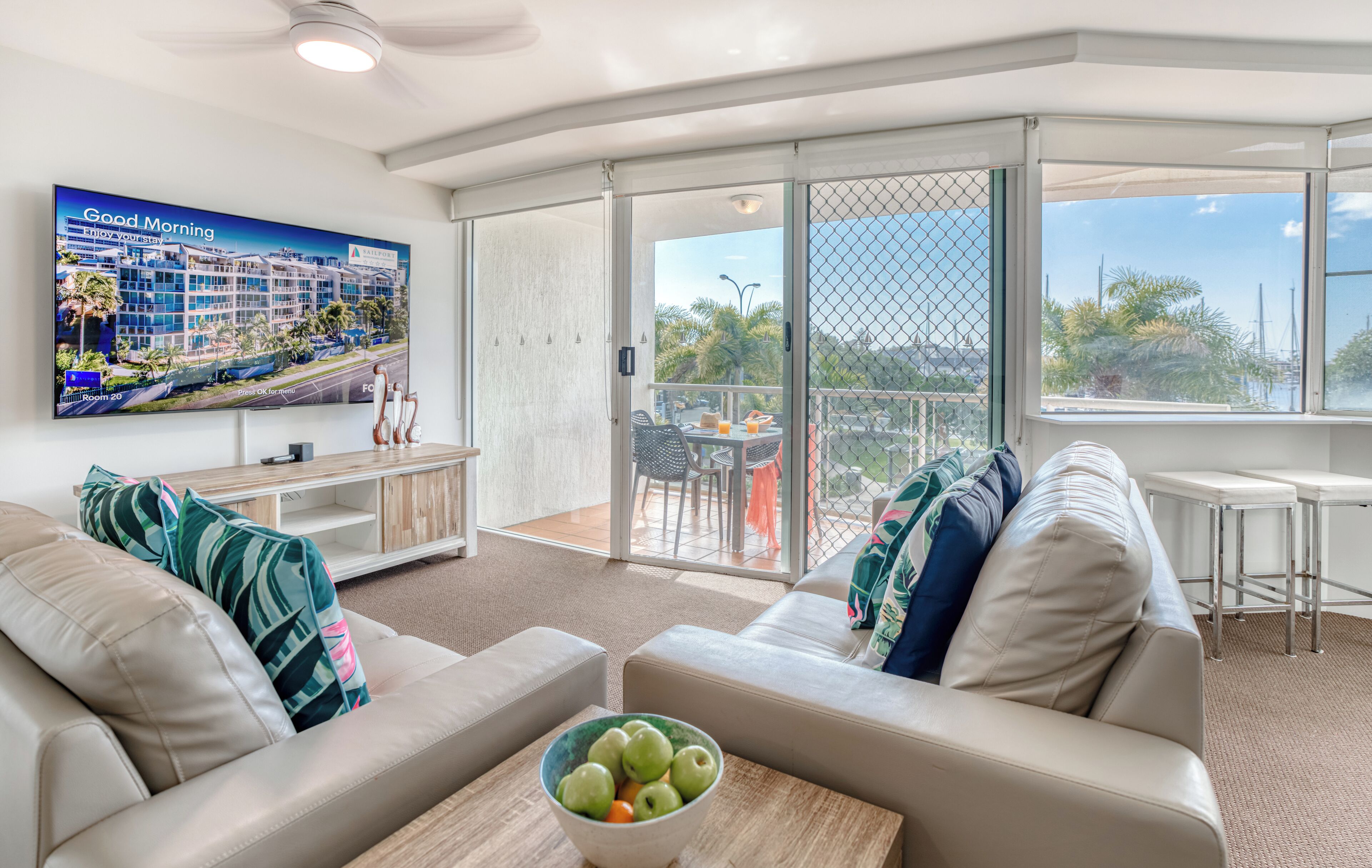 Apartamento, 3 habitaciones, vistas al puerto deportivo | Zona de estar | Televisión de pantalla plana de 42 pulgadas con canales por cable