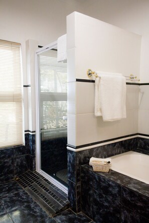 Luxury-Doppel- oder -Zweibettzimmer | Badezimmer | Kostenlose Toilettenartikel, Haartrockner, Handtücher
