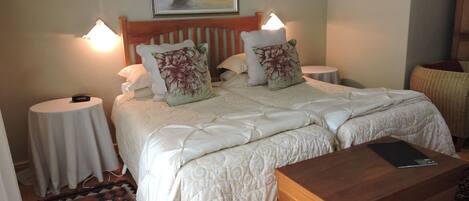 Minibar, brankas, meja kerja, dan setrika/meja setrika