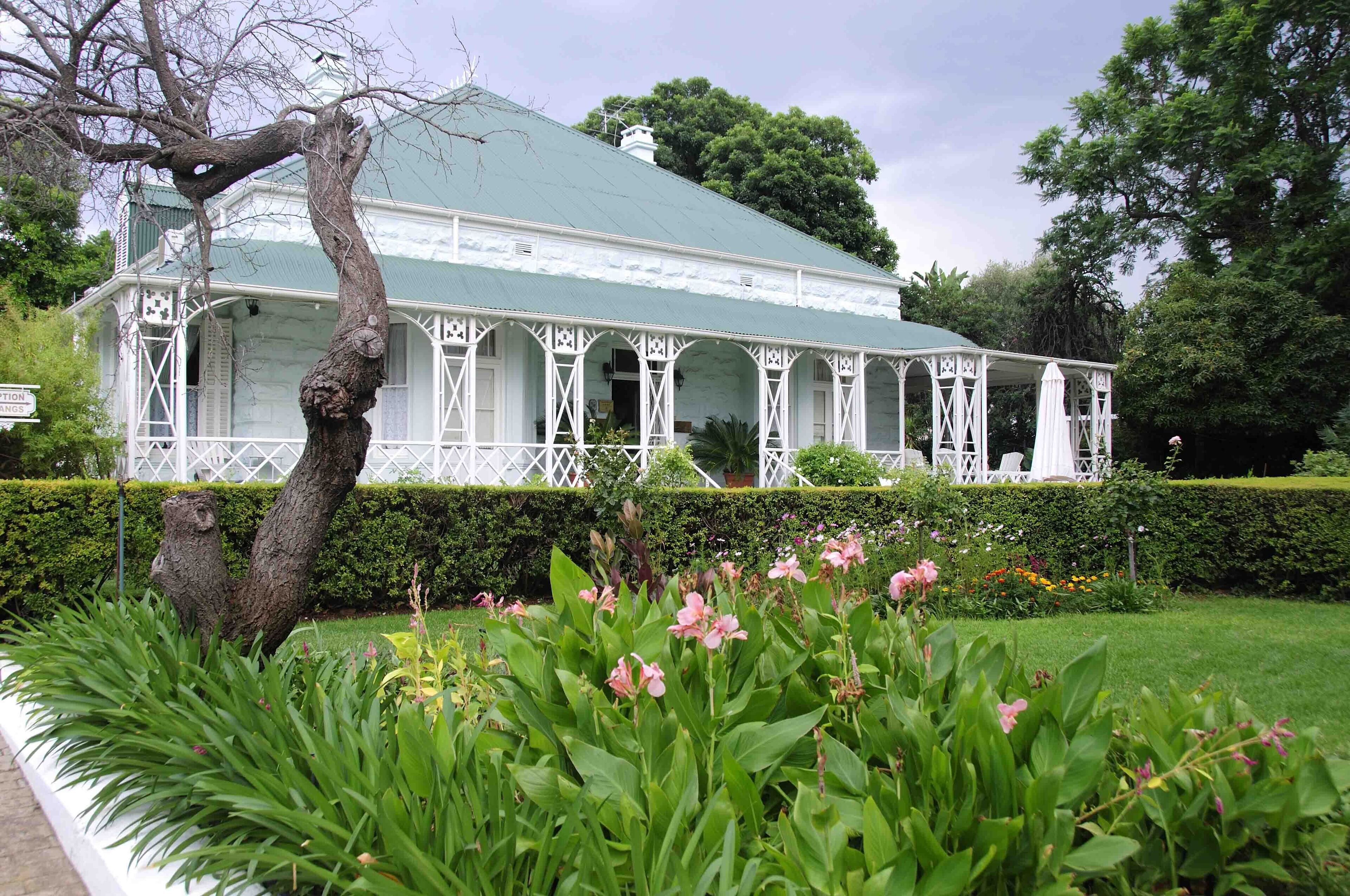 Minibar, in-room safe, desk, iron/ironing board