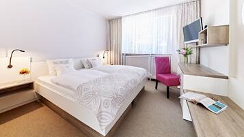 Hochwertige Bettwaren, Minibar, Zimmersafe, Schreibtisch
