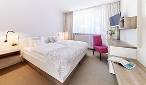 เครื่องนอนระดับพรีเมียม, มินิบาร์, ตู้นิรภัยในห้องพัก, โต๊ะทำงาน