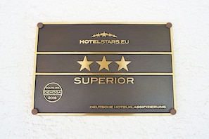 A plaque with the HOTELSTARS.EU logo, three gold stars, and the word "SUPERIOR" indicating a high rating. - Park Hotel (Nuremberg)