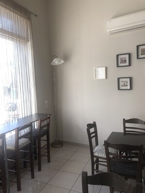 Bar (on property) - Hotel Kentrikon (Chalcis)