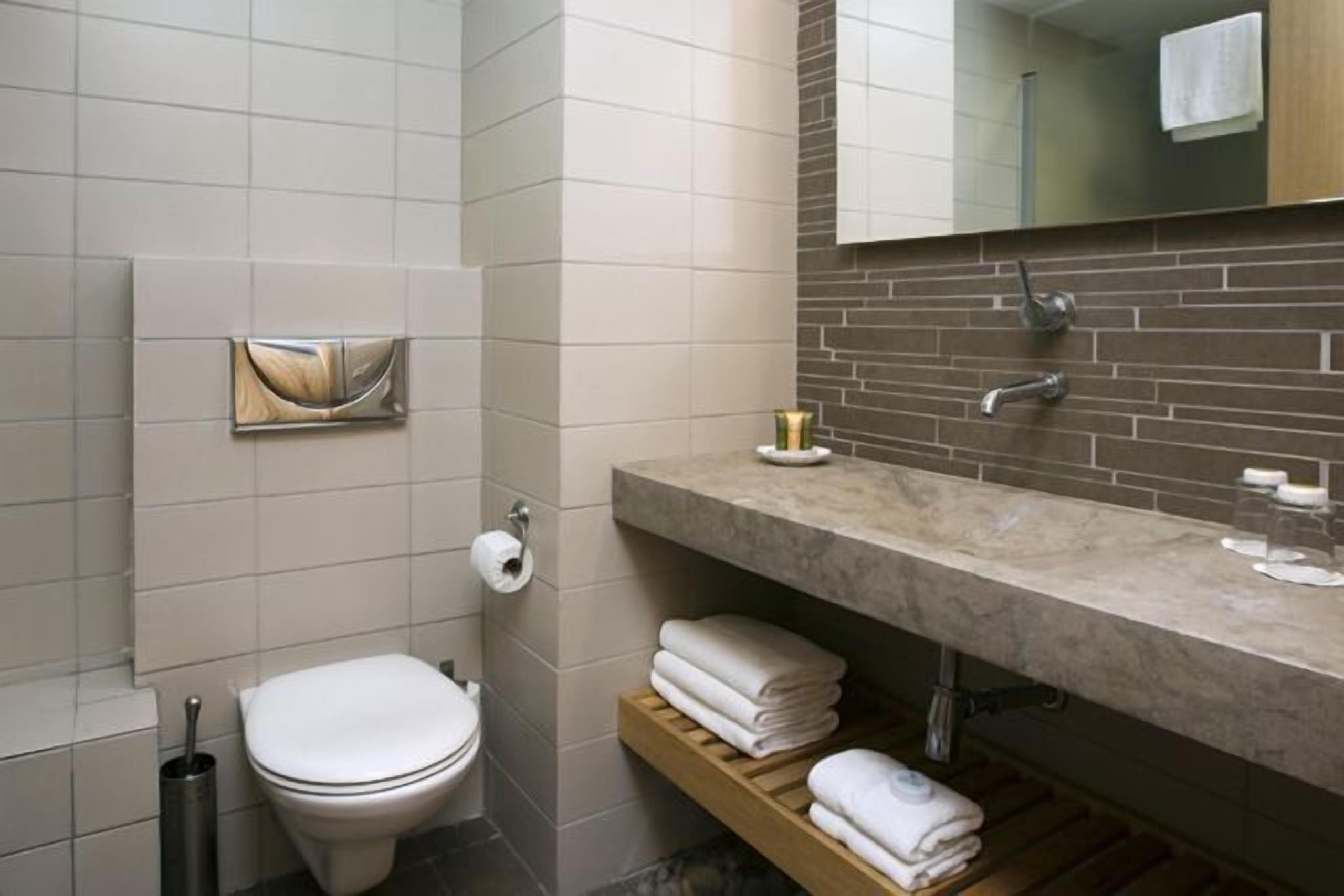 cabin | bathroom | free toiletries, hair dryer, towels