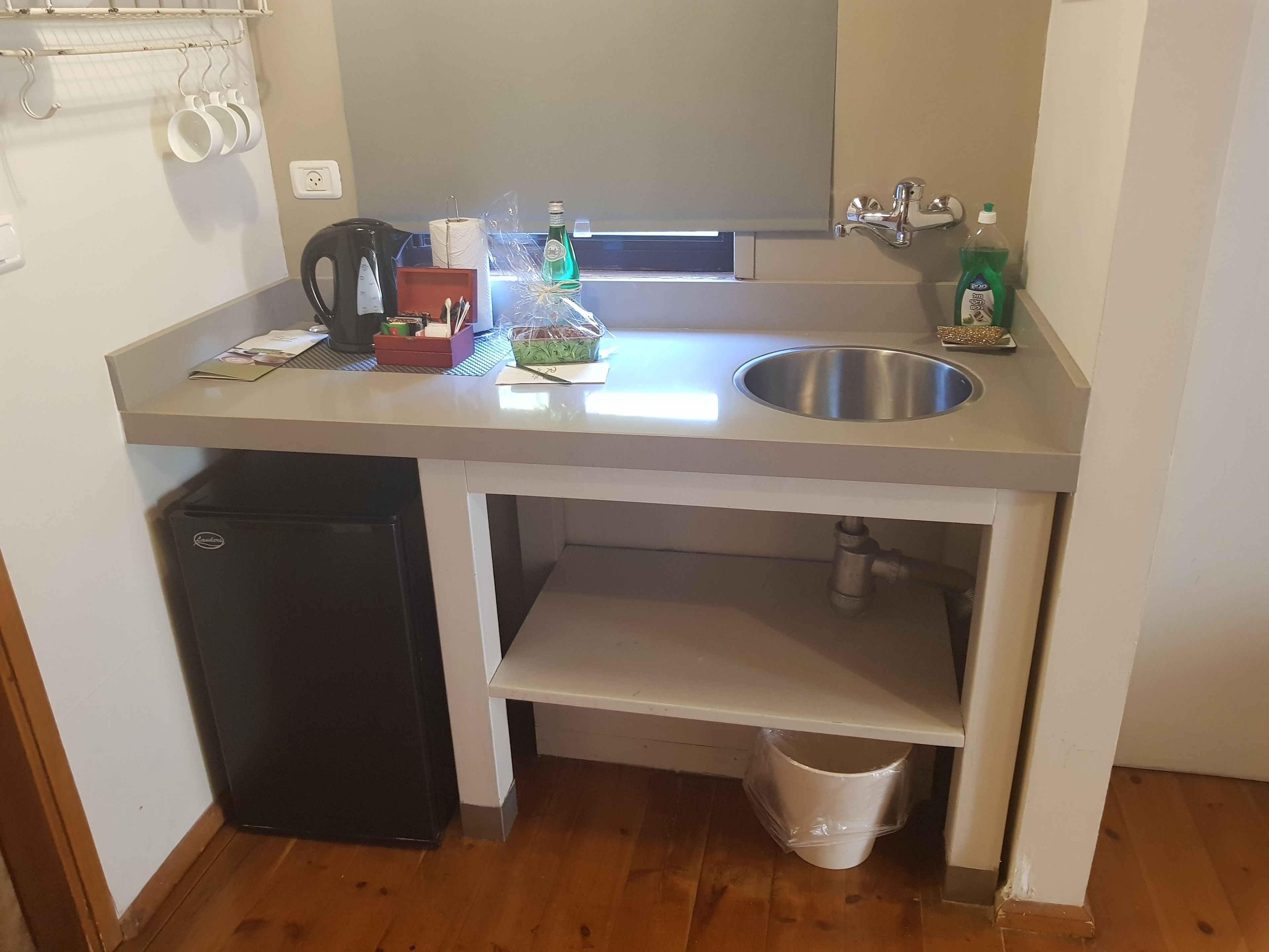 fridge, coffee/tea maker, electric kettle