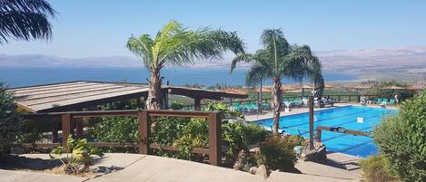Piscine extérieure (ouverte en saison), parasols de plage