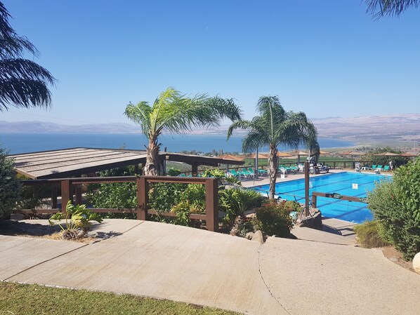 Piscina externa sazonal, funciona das 9h às 18h, guarda-sóis