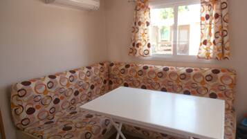 Bungalow, 2 slaapkamers, terras | Woonruimte | Een tafeltennistafel