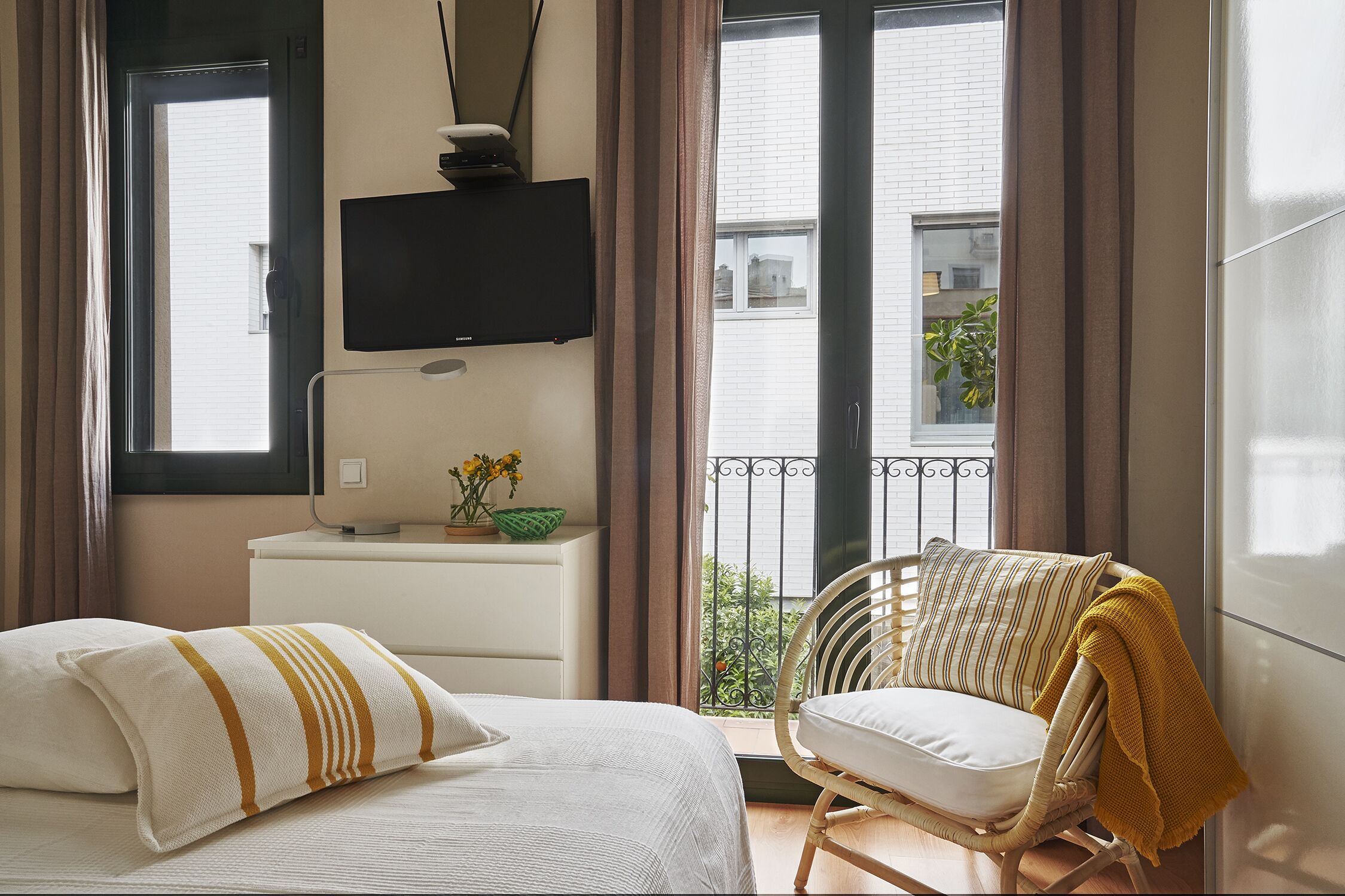 Business appartement, 1 slaapkamer | Luxe beddengoed, donzen dekbedden, een kluis op de kamer