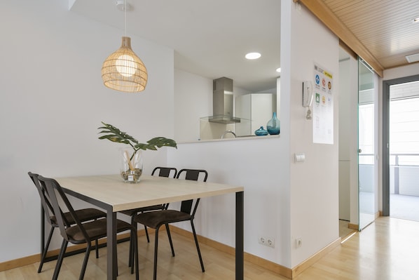 Apartament empresarial, 1 dormitori | Sala d'estar | Televisor de plasma de 32 polzades amb canals per satèl·lit i televisor