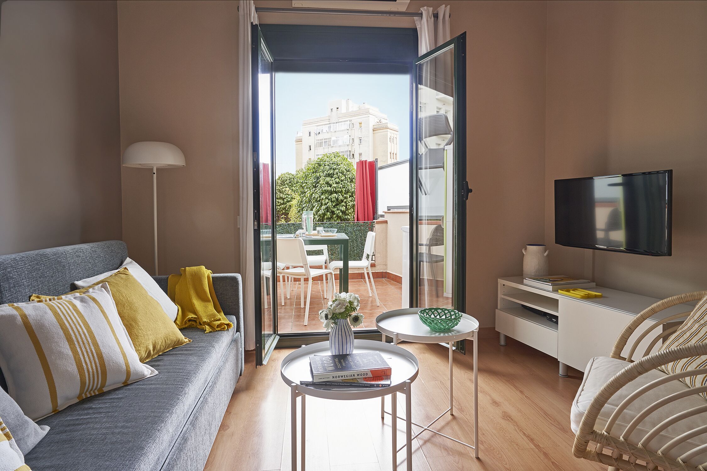 Departamento empresarial, 1 habitación | Área de sala de estar | Televisión de plasma de 32 pulgadas con canales vía satélite 