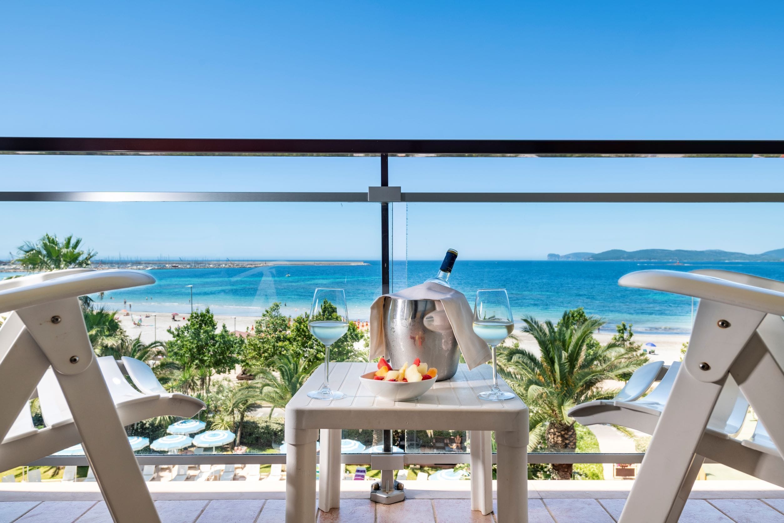 ميني بار وخزنة داخل الغرفة ومكتب ومساحة عمل للكمبيوتر المحمول