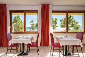 Der serveres morgenmad og aftensmad med havudsigt 