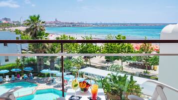 Habitación doble, vistas al mar | Minibar, caja fuerte, escritorio y espacio para trabajar con un portátil