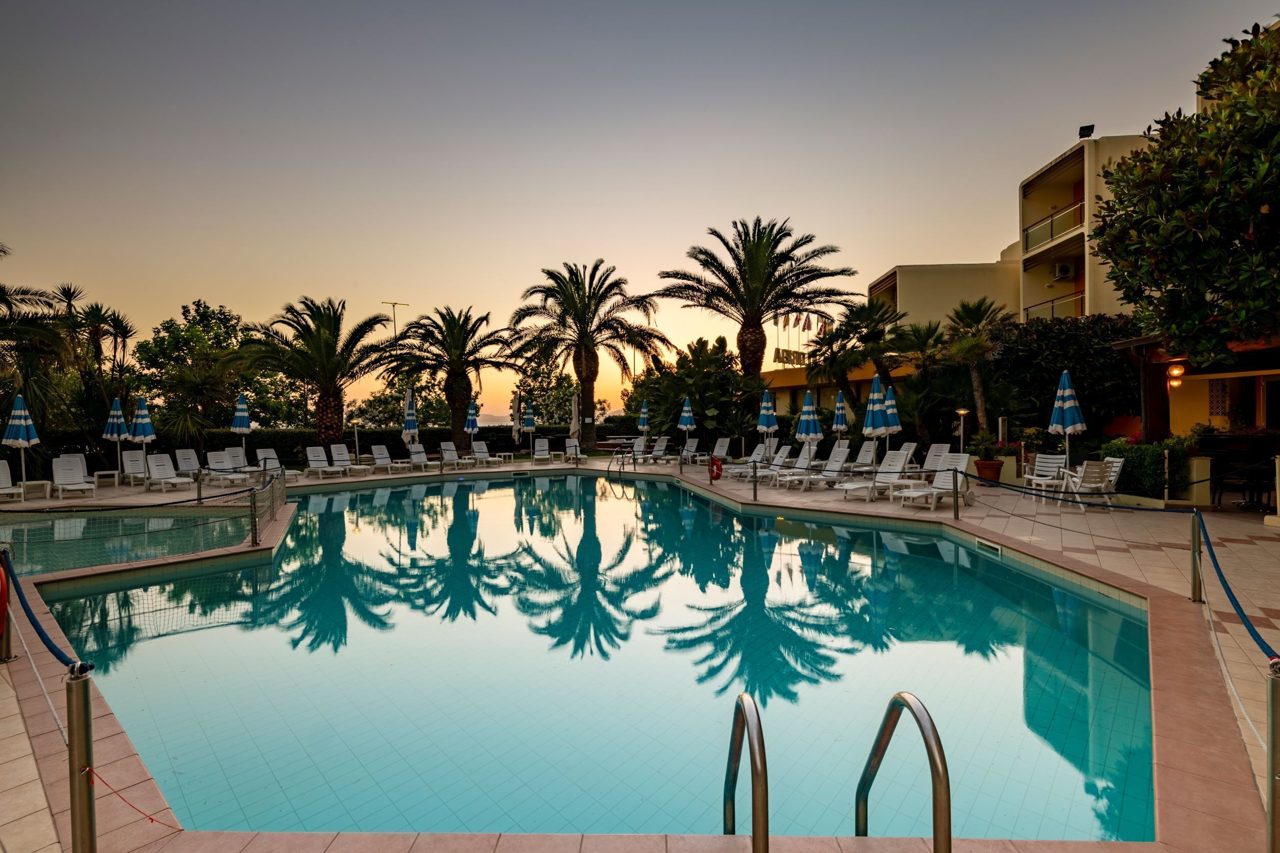 Außenpool, geöffnet von 09:00 Uhr bis 19:00 Uhr, Sonnenschirme