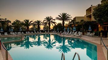 Una piscina al aire libre (de 09:00 a 19:00), sombrillas, tumbonas