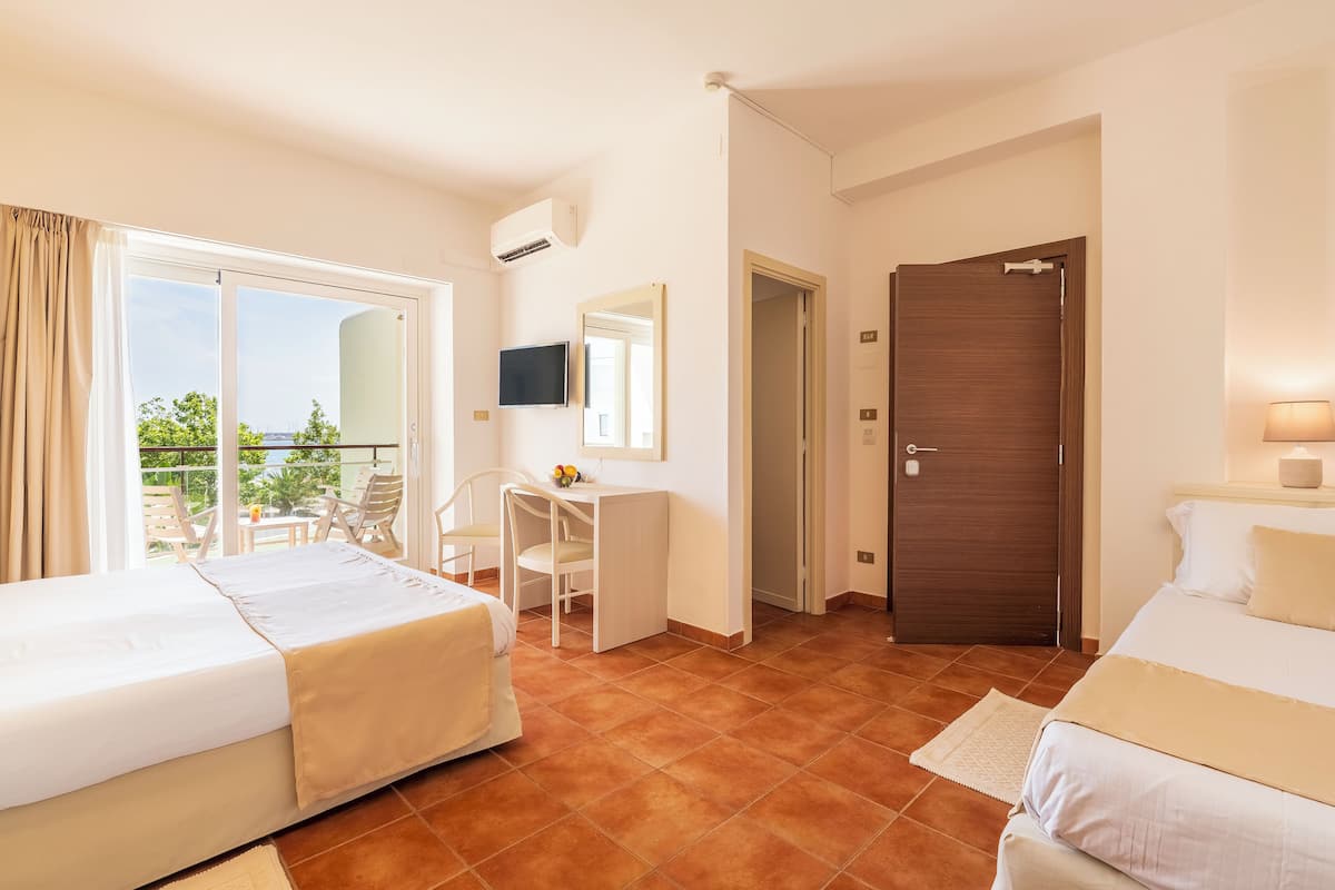Triple Room, Sea View | Bar mini, peti besi dalam bilik, meja, ruang kerja komputer riba