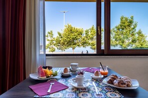 Petit déjeuner buffet compris tous les jours