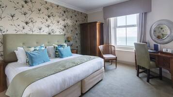 高級寝具、セーフティボックス (室内)、デスク、アイロン / アイロン台