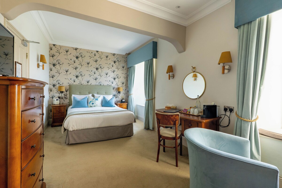 Double or Twin Room, Sea View | Premium bedding, desk, iron/ironing board (on request), WiFi (free)