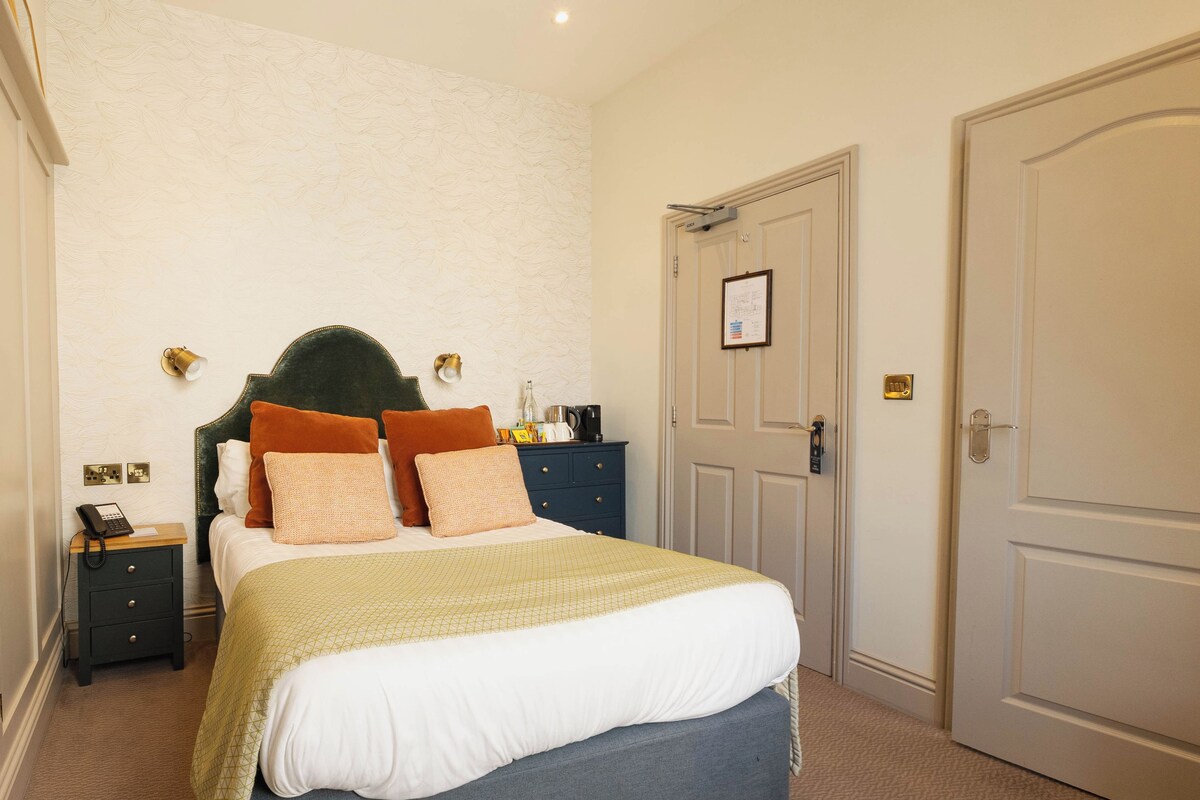 Economy Double Room | Premium bedding, desk, iron/ironing board (on request), WiFi (free)