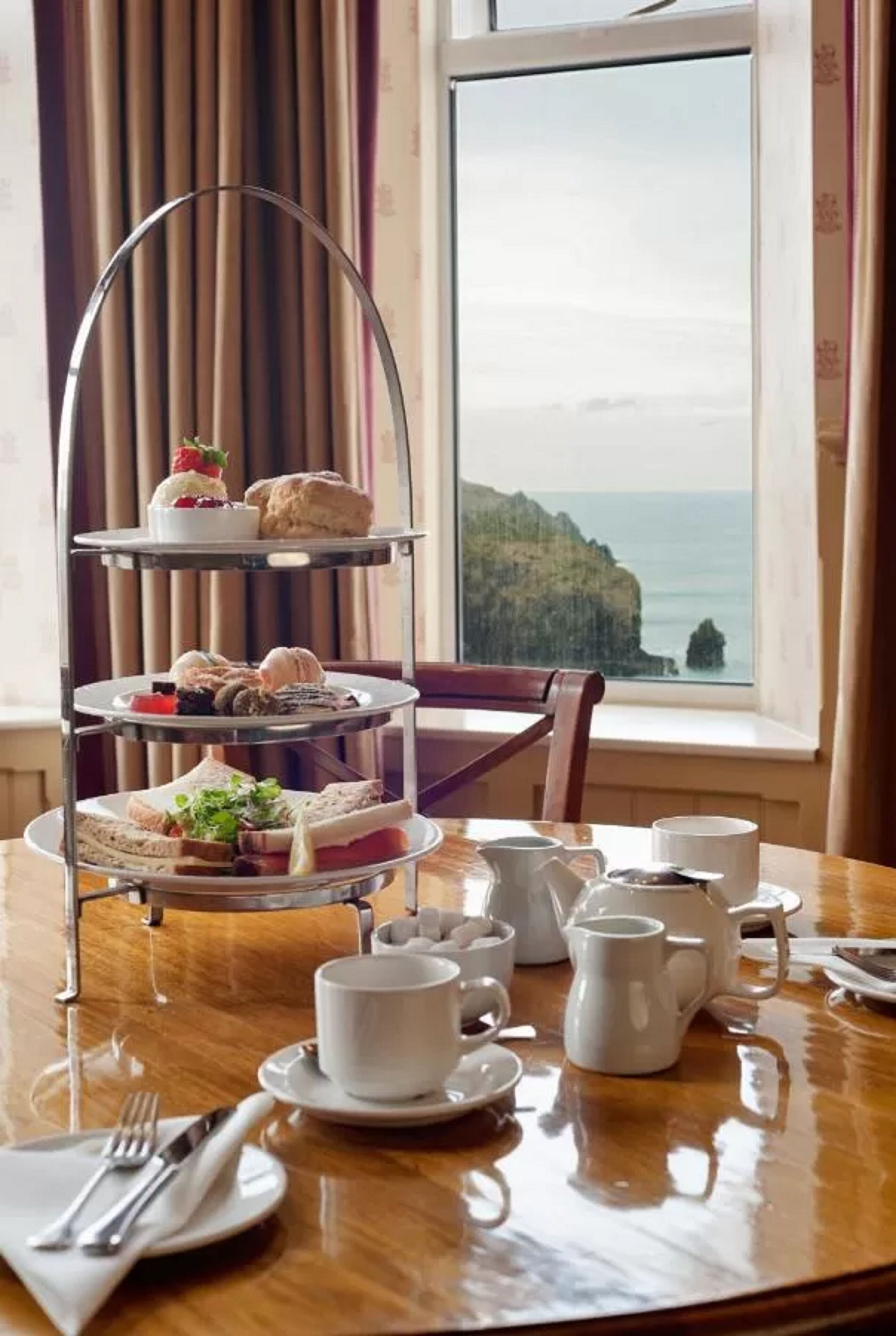 free daily cooked-to-order breakfast