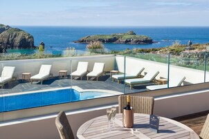 Salas de tratamiento para parejas, un sauna, una bañera de hidromasaje