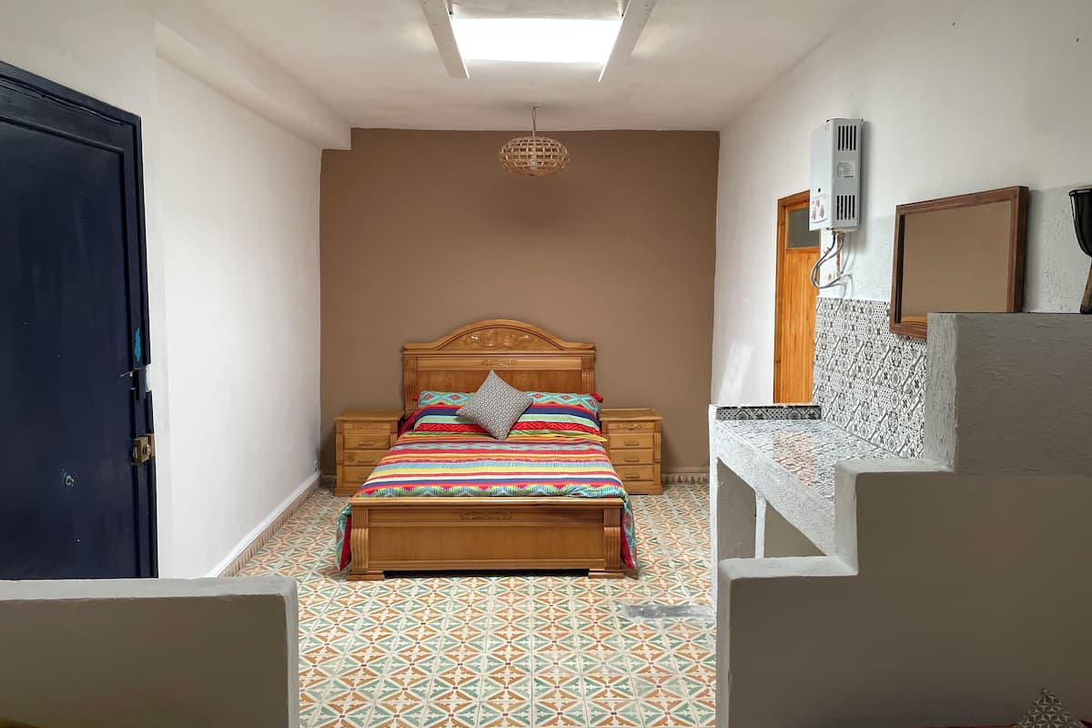 Familiekamer, niet-roken, uitzicht op stad | Geluiddichte muren, een strijkplank/strijkijzer, gratis wifi, beddengoed