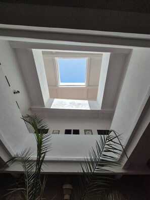 Sistema de insonorización, tabla de planchar con plancha y wifi gratis 