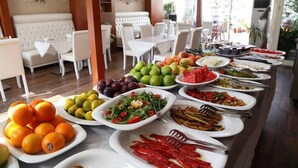بوفيه فطور مجانًا يوميًا