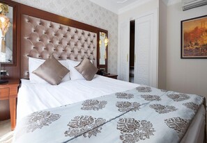 Minibar, in-room safe, desk, iron/ironing board - The Empress Theodora (Istanbul)