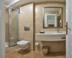 Triple Room | Bilik Mandi | Pancuran mandi, kelengkapan dandanan diri percuma, pengering rambut 