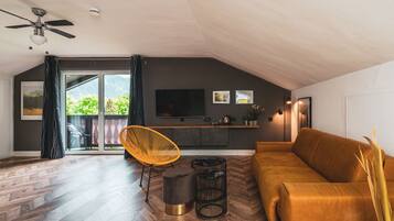 スーペリア ダブルルーム | リビング エリア | 50 インチのスマートテレビ (衛星放送視聴可)、テレビ、タブレット