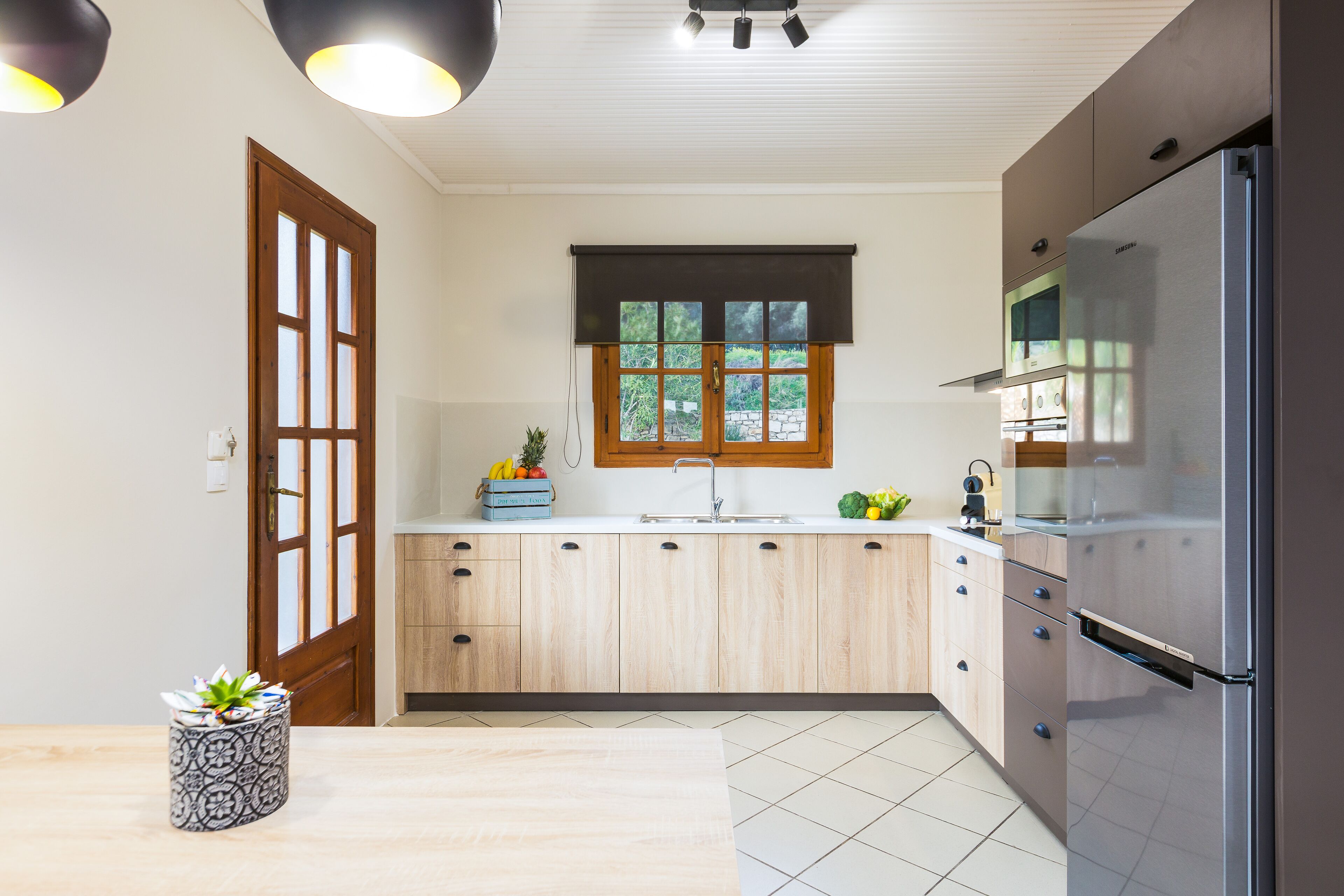 Refrigerador con freezer, microondas, lavavajillas, cafetera expreso