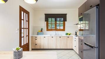 Refrigerador con freezer, microondas, lavavajillas, cafetera expreso