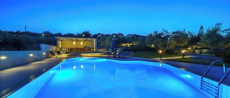 Outdoor pool, pool umbrellas, sun loungers